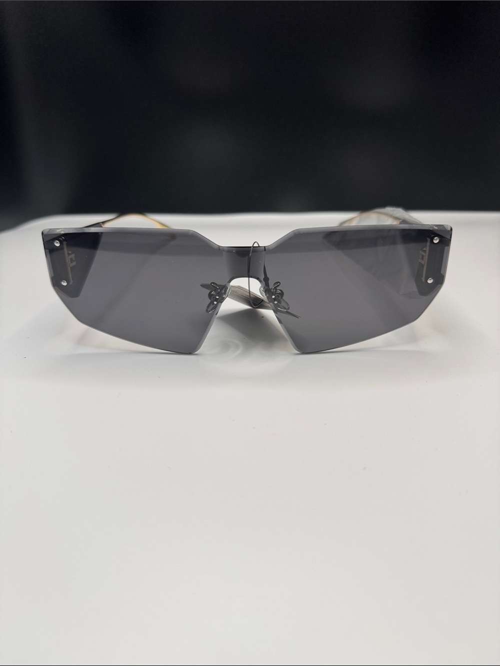 Stylish Women's Shield Sunglasses - Dark Gray Lens